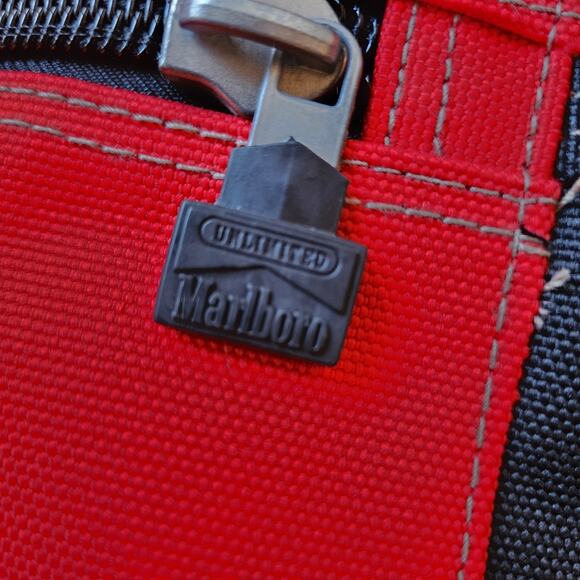 Vintage Marlboro Unlimited Large Red Sling Duffle Bag Cinch Bag Hiking READ - Picture 14 of 15